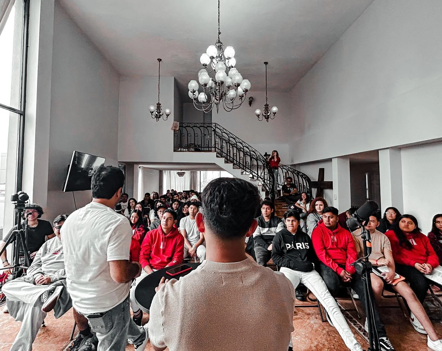 Salón principal de Casa Zoe lleno de jóvenes durante REBORN 2023