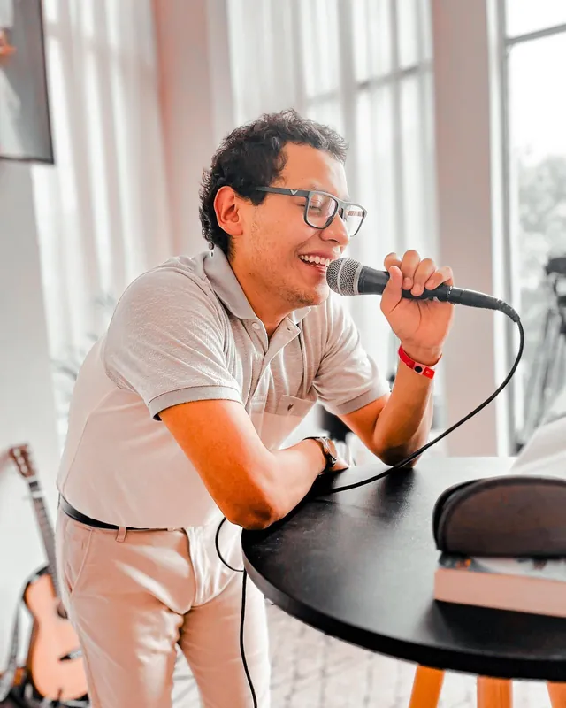 Predicador sonriente habla con micrófono