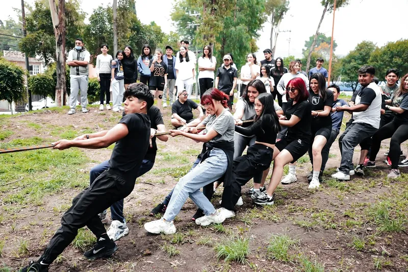 Equipo jala la cuerda en una competencia
