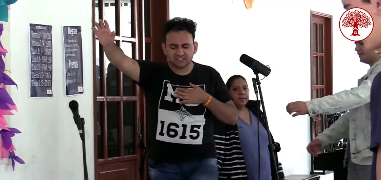 Un joven alaba con la mano alzada durante el cierre de REBORN 2022.