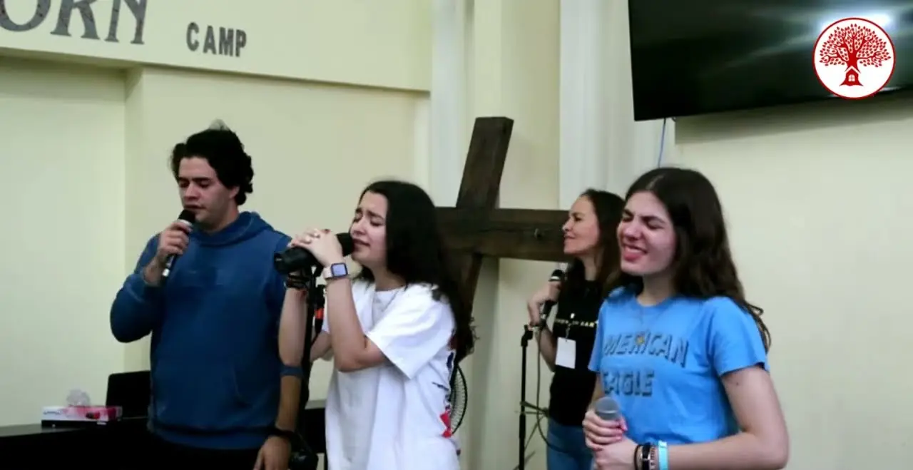 El equipo de alabanza canta junto a la cruz en el tercer día de REBORN 2024.