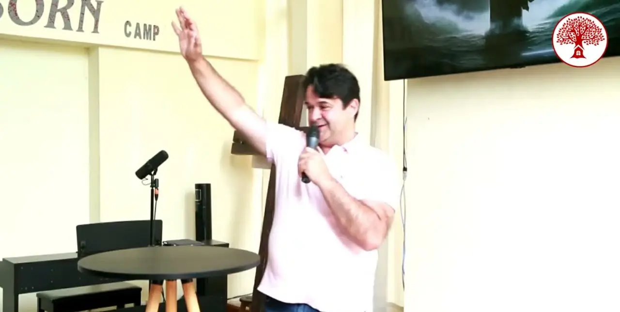 Un predicador alza la mano en la alabanza del último día de REBORN 2025.