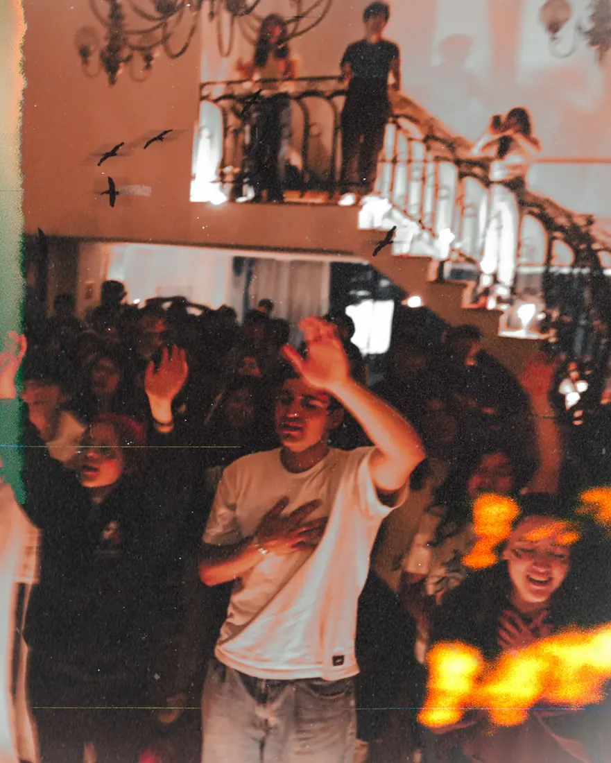 Jóvenes en alabanza a la luz de las velas, en la última noche de REBORN 2026.