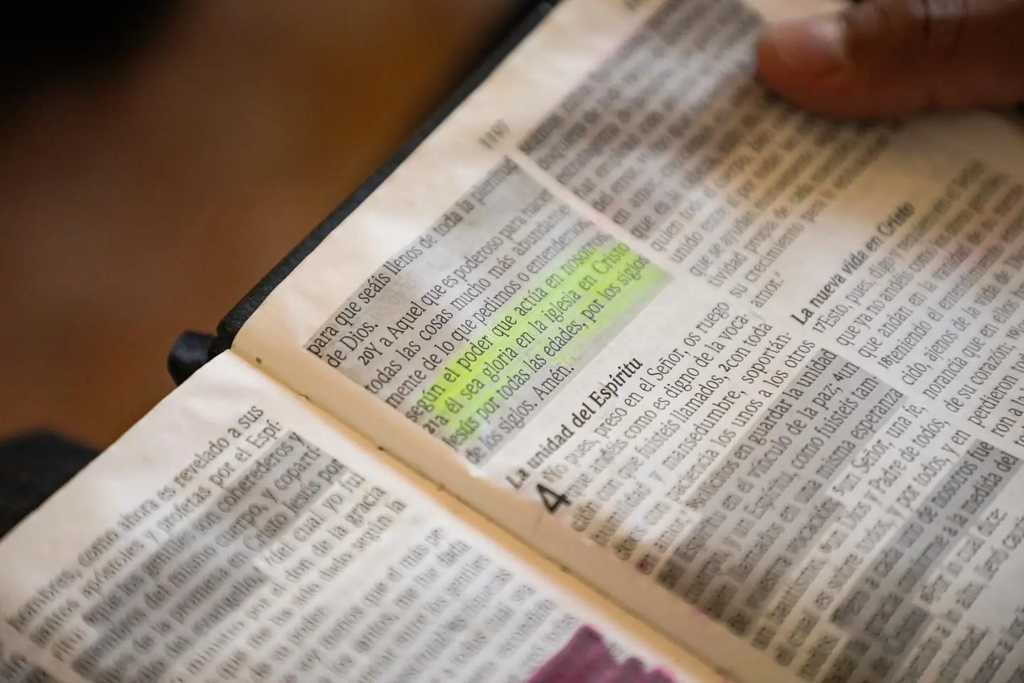 Biblia abierta con un pasaje subrayado.