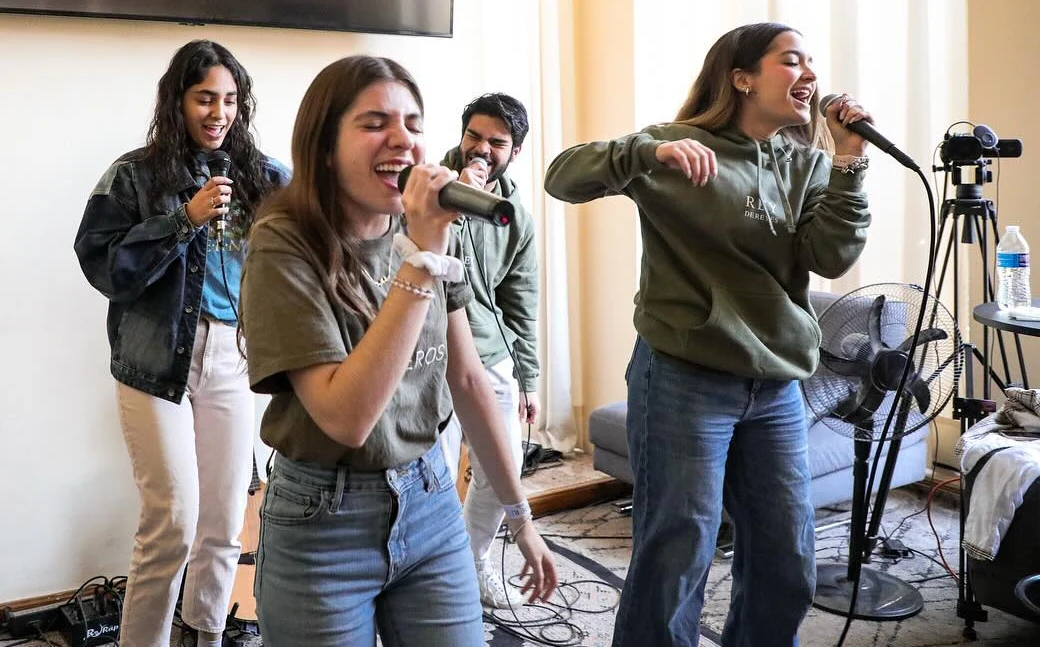 El equipo de alabanza de jóvenes canta en el congreso Rey de Reyes 2025.