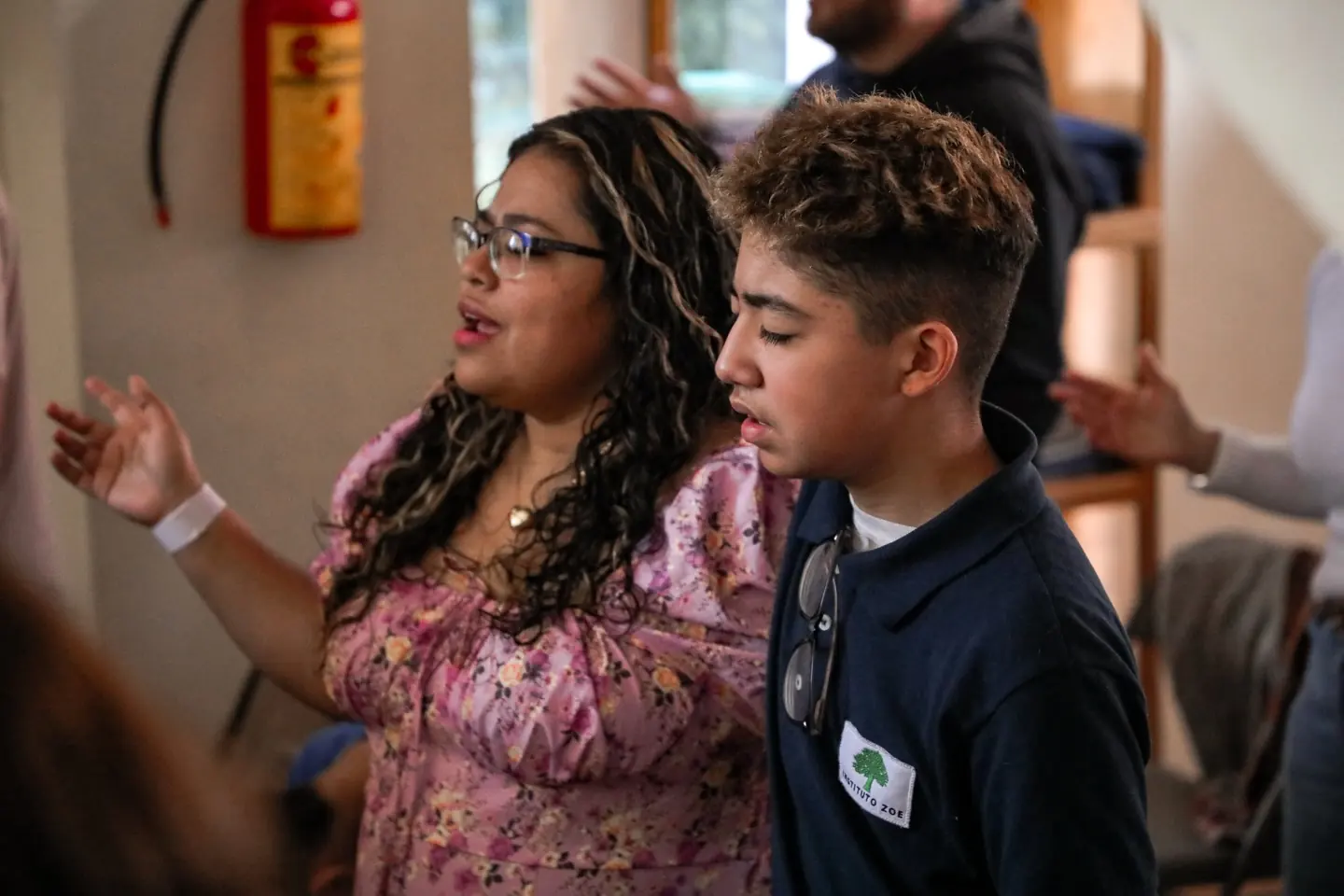 Un joven en la alabanza, junto a su comunidad.