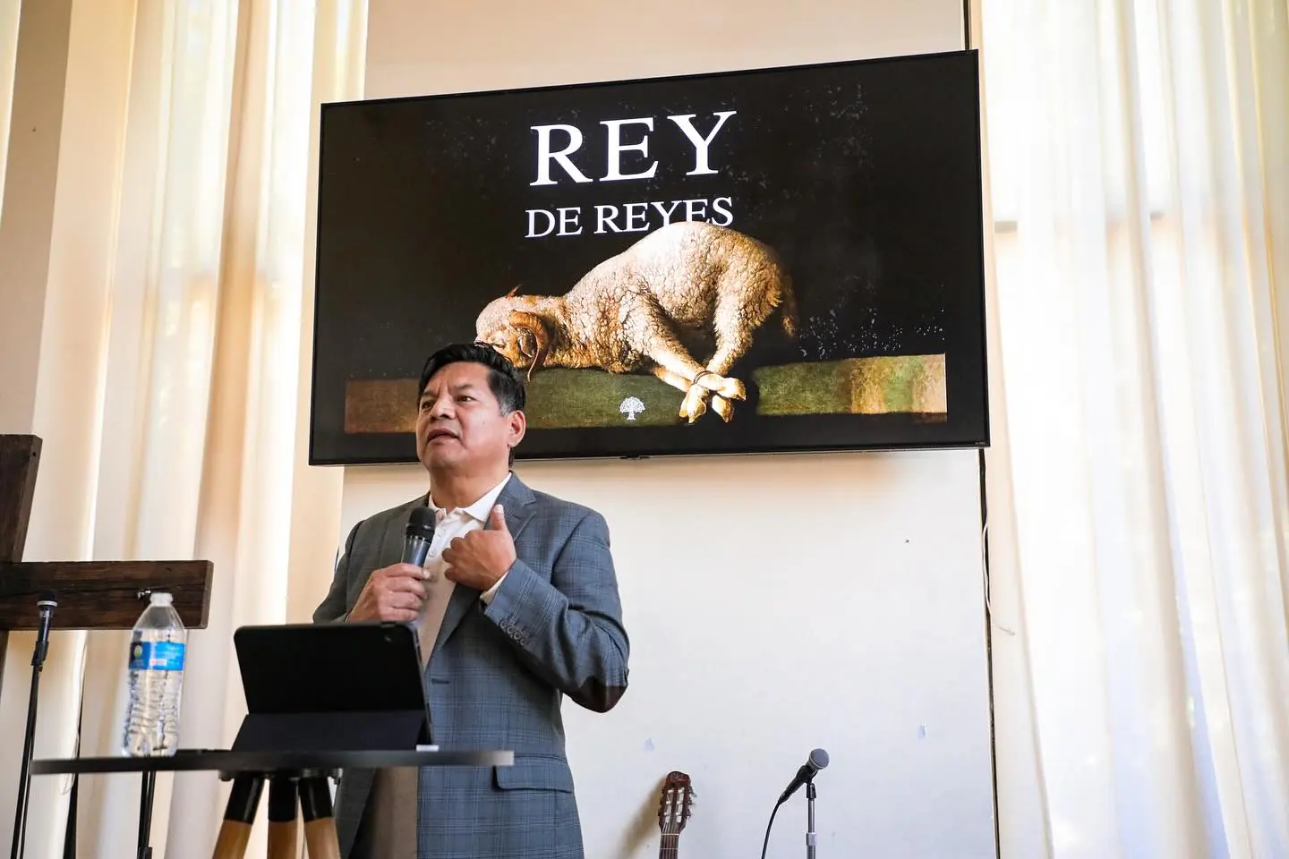 Un predicador comparte la Palabra frente a la pantalla del congreso Rey de Reyes 2025.