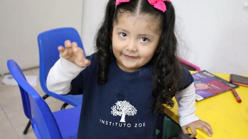 Una alumna de kínder del Instituto Zoe saluda desde su salón