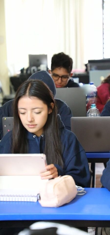 Una alumna de preparatoria trabaja en clase con su tableta