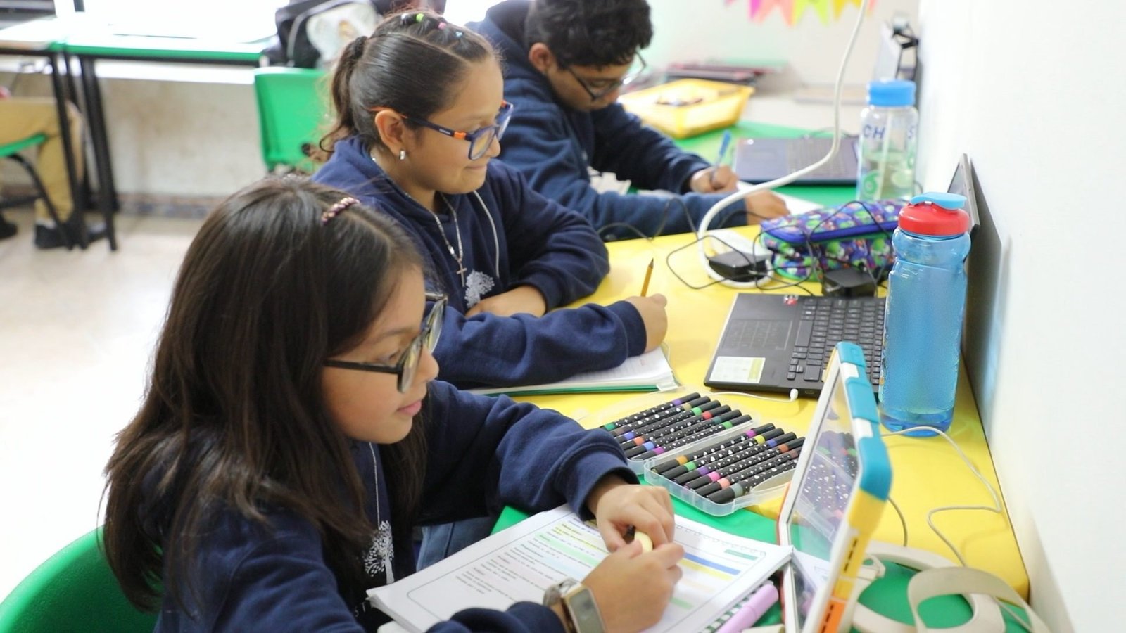 Alumnas y alumnos de primaria del Instituto Zoe trabajan en su salón