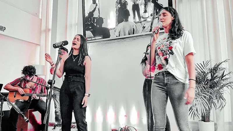 Equipo de alabanza canta en el escenario