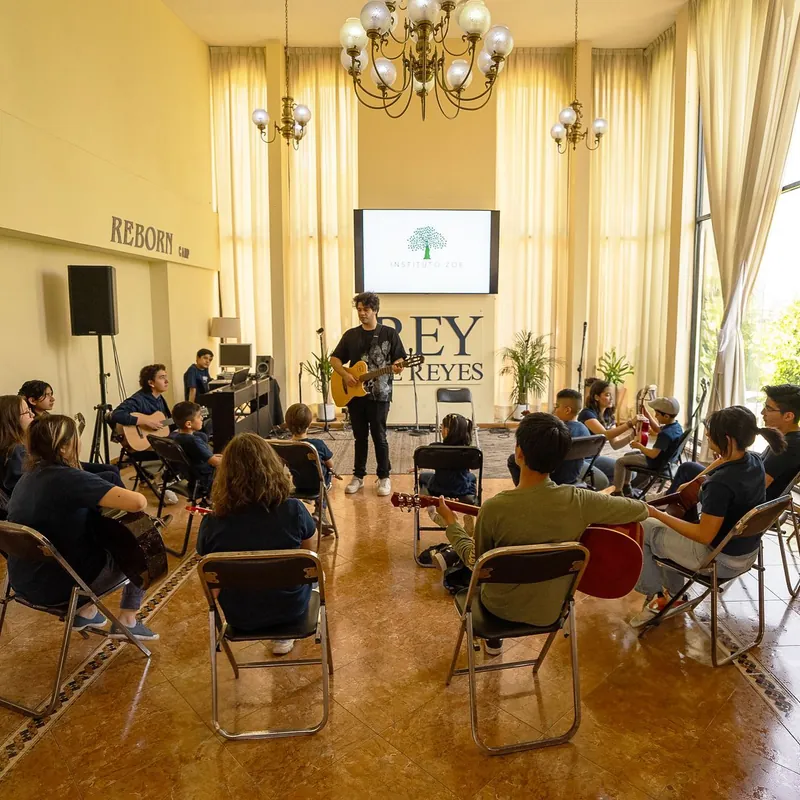 Clase de música con guitarras en el salón principal