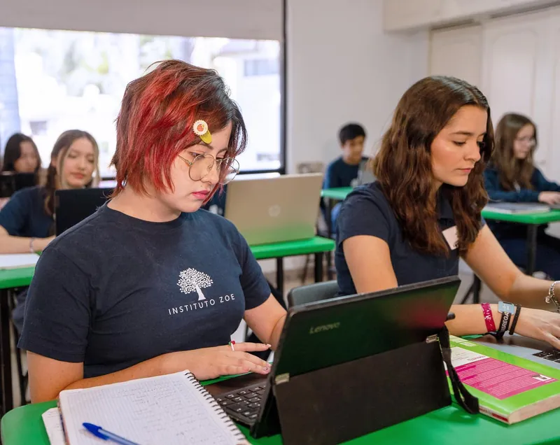 Dos alumnas trabajan en sus computadoras