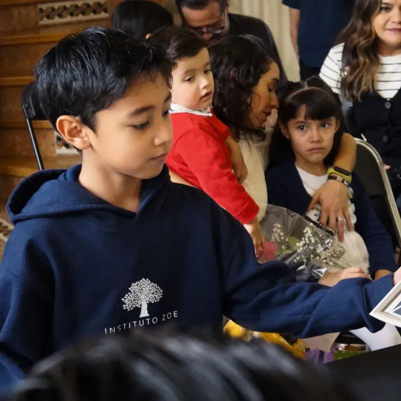 Alumno con sudadera del Instituto recibe su reconocimiento